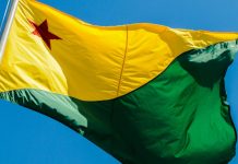Bandeira do Acre balançando com o vento