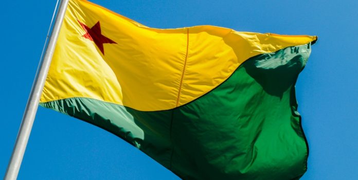 acre-veta-proibição-da-exploração-de-apostas-pela-loteria-estadual Bandeira do Acre balançando com o vento