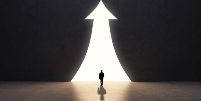 espaço-jurídico-joberto-porto-fadiga-regulatória-apostas-online Homem de preto andando em direção a uma flecha iluminada