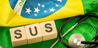 Ministério da Saúde lança guia para orientar ações de cuidado a pessoas com problemas com apostas Estetoscópio e blocos de madeira escrito SUS sobre a bandeira do Brasil