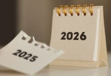 SPA informa que GGR atingiu R$ 37 bilhões em 2025 Bloco de notas com os anos 2025 e 2026 escrito em duas folhas de papel diferentes