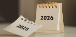 Bloco de notas com os anos 2025 e 2026 escrito em duas folhas de papel diferentes