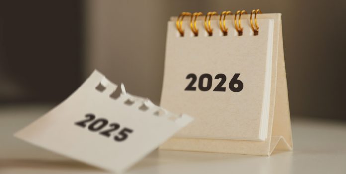 spa-comenta-primeiro-ano-de-mercado-regulamentado Bloco de notas com os anos 2025 e 2026 escrito em duas folhas de papel diferentes