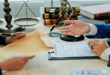Labsul apresenta posicionamento técnico-jurídico acerca de projeto de lei que proíbe propaganda de apostas Duas pessoas analisando e trocando documentos.