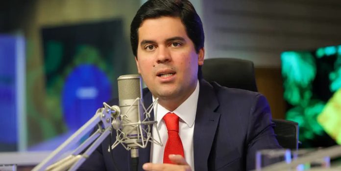 André-Fufuca-Ministério-Do-Esporte Foto tirada de André Fufuca, um homem branco de meia idade em frente a um microfone, líder do Ministério do Esporte.