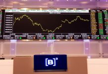 Telão de monitoramento de ações da B3, bolsa de valores brasileira.