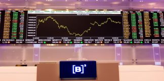 B3 quer entrar no mercado preditivo em 2026 Telão de monitoramento de ações da B3, bolsa de valores brasileira.