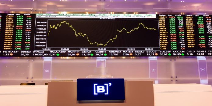 B3-Bolsa-De-Valores Telão de monitoramento de ações da B3, bolsa de valores brasileira.