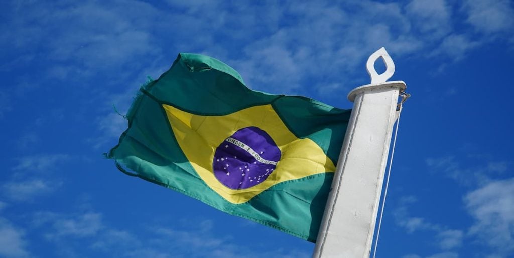 Bandeira do Brasil pendurada em mastro.