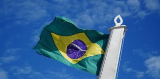 Bandeira do Brasil pendurada em mastro.