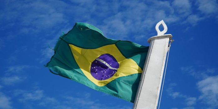 Bandeira-Brasil-699eef40eb309 Bandeira do Brasil pendurada em mastro.