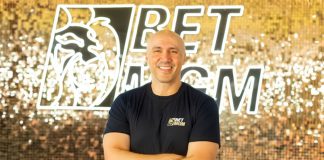 Almir Ribeiro, BetMGM Brasil: apostadores brasileiros elevam padrão de exigência Foto de Almir Ribeiro, um homem branco careca, em frente à uma parede escrito BetMGM Brazil.