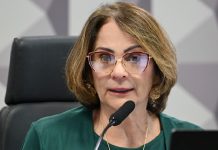 CCT aprova PL que proíbe publicidade de apostas Foto da senadora Damares Alves, uma senhora de idade avançada, branca e que usa óculos.