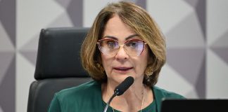 CCT aprova PL que proíbe publicidade de apostas Foto da senadora Damares Alves, uma senhora de idade avançada, branca e que usa óculos.