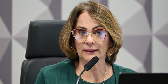 CCT aprova PL que proíbe publicidade de apostas Foto da senadora Damares Alves, uma senhora de idade avançada, branca e que usa óculos.