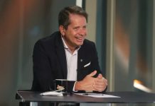 Foto tirada de LaPorta, atual presidente do COB, um homem de meia idade sorrindo.
