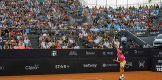 O tenista masculino Carlos Alcaraz efetua um saque durante o Rio Open 2023.
