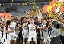 Jogadores do Corinthians celebram título da Copa do Brasil 2025.