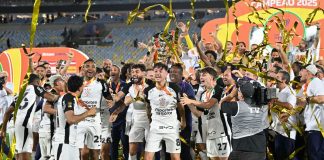 Jogadores do Corinthians celebram título da Copa do Brasil 2025.