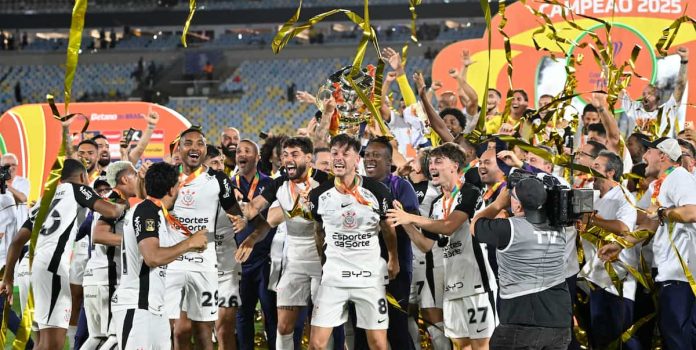Jogadores do Corinthians celebram título da Copa do Brasil 2025.