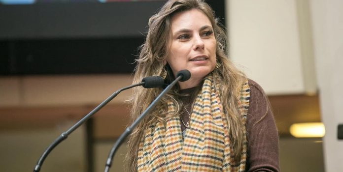 Deputada-Paulinha Paulinha, deputada da Assembleia Legislativa de Santa Catarina (ALESC).