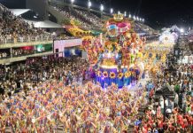 Desfile no sambódromo, no Rio de Janeiro