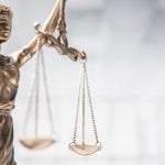 Justiça de São Paulo autoriza Stake a operar até 25 de outubro, mas mantém efeitos da MP das apostas Estátua da Justiça.