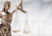 MJSP notifica Google e Apple por apps de apostas ilegais no Brasil Estátua da Justiça.