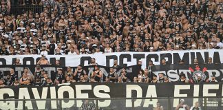 Foto tirada de milhares de torcedores do Corinthians com uma faixa da torcida organizada Gaviões da Fiel.