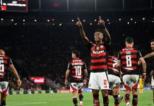 Jogadores do Flamengo celebram gol.