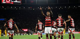 Sofascore anuncia nova parceria com o Flamengo Jogadores do Flamengo celebram gol.