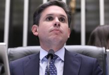 Hugo Motta comenta sobre PL que proíbe propagandas de apostas: “A gente tem que ir com muita prudência nisso” Hugo Motta, homem branco, jovem e de cabelo curto, o presidente da Câmara dos Deputados.