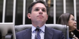 Hugo Motta, homem branco, jovem e de cabelo curto, o presidente da Câmara dos Deputados.
