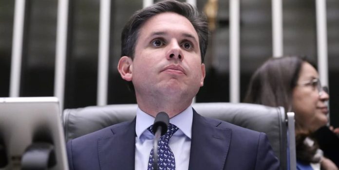 Hugo-Motta Hugo Motta, homem branco, jovem e de cabelo curto, o presidente da Câmara dos Deputados.