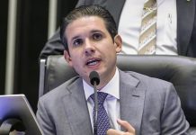 Foto tirada do presidente da Câmara dos Deputados Hugo Motta, um homem branco.