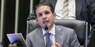 Hugo Motta diz que CIDE-Bets foi retirada de PL Antifacção por conta de “incompatibilidade técnica” Foto tirada do presidente da Câmara dos Deputados Hugo Motta, um homem branco.