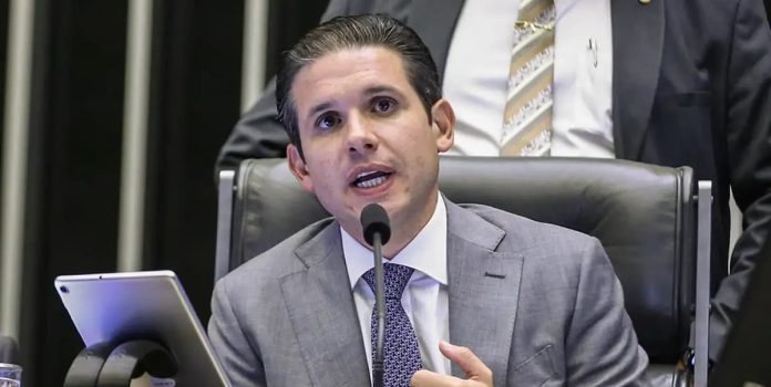 Hugo-Motta-Câmara-dos-Deputados Foto tirada do presidente da Câmara dos Deputados Hugo Motta, um homem branco.