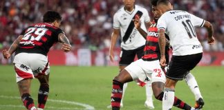 Michel Mattar, professor da FIA, comenta sobre menos casas de apostas estarem patrocinando clubes do Brasileirão Jogadores de Flamengo e Vasco disputam a bola.