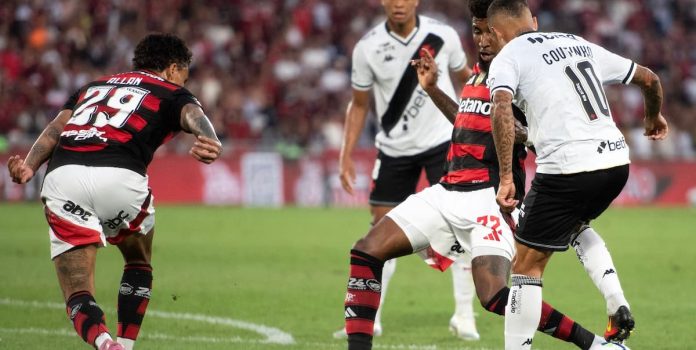 Jogadores-Brasileirão Jogadores de Flamengo e Vasco disputam a bola.