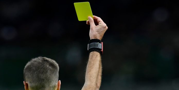 Juiz-Cartão-Amarelo Juiz de futebol mostrando um cartão amarelo.