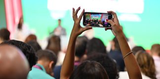 KTO confirma presença nos debates do SBC Summit Rio 2026 Pessoa gravando um dos painéis do SBC Summit Rio 2025