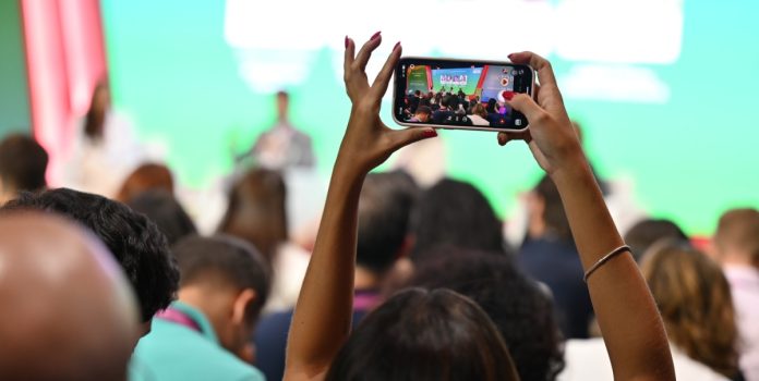 Pessoa gravando um dos painéis do SBC Summit Rio 2025