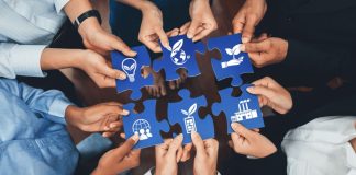 Kaizen Foundation anuncia parceria com Resolution Project para incentivar projetos de inovação social Pessoas segurando peças de quebra-cabeça que se encaixam