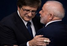 Dois homens de idade avançada se abraçando, o presidente Lula e o procurador-geral da República, Paulo Gonet.