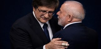 Dois homens de idade avançada se abraçando, o presidente Lula e o procurador-geral da República, Paulo Gonet.