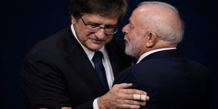 Lula-Paulo-Gonet Dois homens de idade avançada se abraçando, o presidente Lula e o procurador-geral da República, Paulo Gonet.