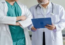 Ministério da Saúde faz parceria com Hospital Sírio-Libanês para tratar pessoas com necessidades relacionadas aos jogos e apostas Dois médicos conversando.