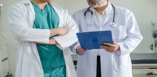 Dois médicos conversando.
