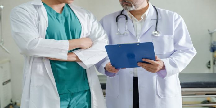 Médicos Dois médicos conversando.