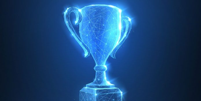 Optimove-conquista-prêmio-de-Inovação-do-Ano Troféu virtual azul